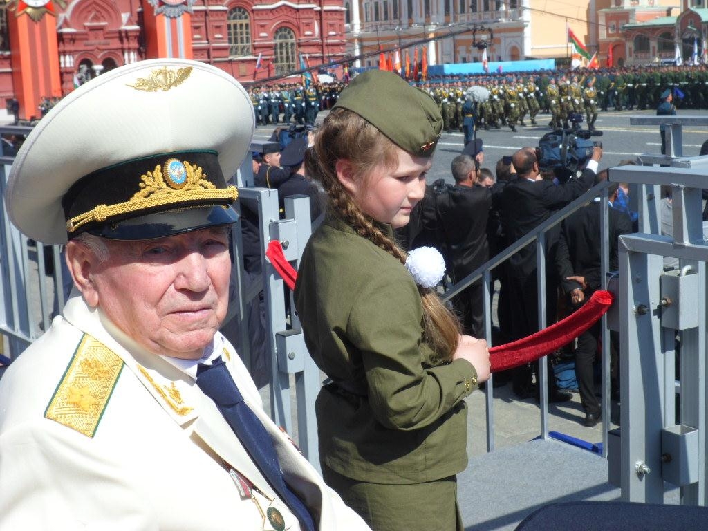 А.Сухарев с правнучкой Машей на параде Победы